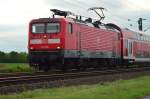 Als Zugmaschine eines RE7 ist die 112 136 am Abend des 6.4.2014 zwischen Elvekum und Norf unterwegs.