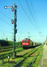 112 127 mit IR 2335 (Bad Kleinen–Dresden) am 09.05.2001 auf der inzwischen stillgelegten  Magdeburger Seite  des Bahnhofs Wittenberge