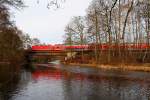 Eine unerkannte 112 schiebt den RE 18513 auf der RE 5 nach Falkenberg (Elster)über die Havelbrücke bei Fichtengrund am 24.02.205 Richtung Oranienburg.