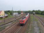 Von der Straßenbrücke fotografierte ich,am 23.Mai 2015,die Ausfahrt von 112 187 aus Eberswalde.