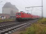 Beim morgentlichen Frühnebel fuhr 112 165,mit dem RE 18307 Stralsund-Elsterwerda,aus dem falschen Gleis,am 16.August 2015,aus dem Bahnhof Pasewalk.