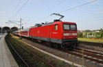 Als seltener Gast im Kieler Hauptbahnhof drückt 112 131 am Abend des 24.7.2016 die RB77 (RB21126) aus Neumünster in diesen.