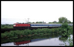 Lutherstadt Wittenberg am 16.5.1996 bei Elbehochwasser: 112161 verläßt um 10.45 Uhr mit dem IR 2656 Lutherstadt Wittenberge.