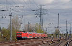 112 117 hat mit ihrem RE3 aus Stralsund in kürze Berlin-Lichtenberg erreicht. Hier passiert sie am 08.04.17 Berlin Friedrichsfelde Ost.