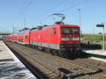 Nachschuß auf die Schublok 112 104 des RE 5 nach Wünsdorf Waldstadt durch den Bahnhof Großbeeren am 28.