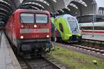 Während 112 160 mit dem RE70 (RE21023) nach Hamburg Hauptbahnhof im Kieler Hauptbahnhof auf Abfahrt wartet, macht sich 445 013-9 als RE7 (RE21123) nach Hamburg Hauptbahnhof auf den Weg.