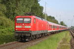 112 190-4 mit RE 13290 von Warnemünde nach Berlin-Ostbahnhof bei der Durchfahrt am 12.05.2018 in Rostock-Bramow.