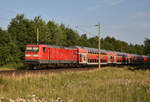 RE1 des Hanse-Express mit der 112 150-8 in Front, kurz vor der Einfahrt am Bahnhof Büchen. 3km östlich von Büchen, 26.07.2018.