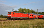 112 113-6 schiebt den Hanse-Express RE1 in Richtung Schwerin. Ungewöhnliches Bild ergab sich mit einem Steuerwagen in Front und im Bild, ein Steuerwagen am Ende. 3km östlich von Büchen, 28.08.2018.