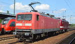 DeltaRail Doppeltraktion 243 650-9 [NVR-Nummer: 91 80 6143 650-0 D-DELTA] mit der momentan in Diensten befindlichen 112 166 (9180 6 112 166-4 D-DB) bei der Durchfahrt Bf. Flughafen Berlin-Schönefeld. Ca. eine Stunde davor hatte diese Traktion einen Schienenschleifmaschine in die andere Richtung befördert.