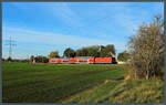 Auf der Fahrt nach Magdeburg passiert 112 164-6 den kleinen Ort Braschwitz mit der gleichnamigen Blockstelle am Bahnübergang im Hintergrund.