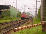 112 148-2 mit dem RE nach Kiel Hbf hat Elmshorn verlassen.