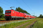 Die 112 117-7 schiebt am 20.05.2018 den RE 3515 von Stralsund Hbf nach Wünsdorf-Waldstadt durch Nassenheide.