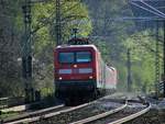 Ein Sandwich aus 112 177 und 176 bewegt einen Regionalzug kurz vor der Einfahrt in den Bahnhof Laufach auf die Spessartrampe zu (Strecke Asschaffenburg - Würzburg).