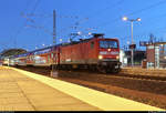 112 125-0 der Elbe-Saale-Bahn (DB Regio Südost) als RE 4883 (RE18) nach Jena-Göschwitz steht während der blauen Stunde in seinem Startbahnhof Halle(Saale)Hbf auf Gleis 10 A-C.