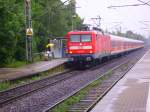 112 141-7 trifft mit dem RE nach Kiel Hbf in Elmshorn ein.