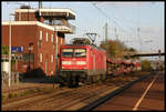 DB 112118 fährt hier am 1.11.2005 mit einem kurzen Autoreisezug in Richtung Ruhrgebiet durch den Bahnhof Hasbergen.