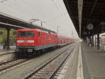 Ausfahrt 112 121 in Richtung Berlin bei strömenden Regen aus den Hauptbahnhof vonStralsund am 25. September 2020.