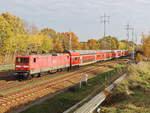 Nachschuß auf Lok 112 124 mit dem RE 5 nach Elsterwerder am 13. November 2020 bei Diedersdorf.