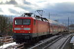 DB Regio AG, Region Nordost mit  112 109  (NVR-Nummer   91 80 6112 109-4 D-DB 9 und dem RE3 nach Stralsund Hbf. am 24.12.20 Berlin Karow. 