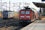 112 104 kommt ganz schön ins Schwitzen beim rein bremsen, in den Bahnhof von Angermünde (30.10.2021).