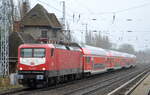 DB Regio AG, Region Nordost mit der schönen  112 101-1  (NVR-Nummer   91 80 6112 101-1 D-DB ) und dem RE3 nach Stralsund am 13.01.22 Berlin Buch.
