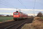 112 113 mit einem Leerpark Stralsund Hbf - Greifswald, für den RE7 Greifswald - Stralsund Hbf, hier zu sehen am Haltepunkt Wüstenfelde (22.01.2022).