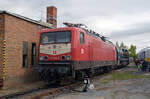 112 024 der WFL brachte am 08.10.22 einen Sonderzug aus Berlin zum Zwiebelmarkt nach Weimar.