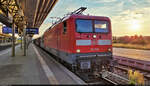 Eine Fahrt in den Sonnenuntergang:  Für 9 Minuten hat 112 166-4 einen planmäßigen Aufenthalt in Naumburg(Saale)Hbf auf Gleis 3.
