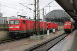 DB 112 166 und 143 833 am 14.04.2023 in Dresden Hbf.