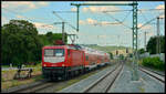 WFL-Ersatzverkehr für Go-Ahead Bayern: Die Fotowolke vom Dienst war pünktlich zur Stelle, als die 112 159-9 am 11.06.2023 leicht verspätet mit dem RE 80 in den Bahnhof Heidingsfeld Ost