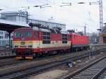 CD 371 005 und DB 112 113 warten gemeinsam auf neuen Einsatz (Dresden-Hbf., 19.02 2004)  