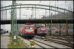 Reichsbahn-Feeling: Die beiden Delta Rail 243 931 & 179 sind am 22.11.2023 mit einem Habis-Ganzzug auf dem Weg nach Nürnberg Hafen, als sie sich in Würzburg bei der Ausfahrt aus dem dortigen