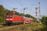 112 116 zieht am 11.09.2023 einen RE der Linie 5 von Neustrelitz nach Stralsund, in den Bahnhof von Demmin hinein.
