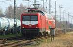 DB 112 101-1 mit Zug auf Linie RE 3 beim Gleiswechsel kurz vor dem Bf Anklam | März 2024