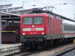 Die 112 113-6 steht vor IC2638 von Rostock Hbf. nach Hamburg-Altona im Rostocker Hbf.(25.07.04)