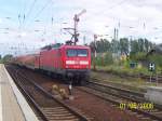 112 185-4 fhrt mit dem RE2 von Rathenow nach Cottbus aus dem Bahnhof Lbbenau/Spreewald. 01.06.2006