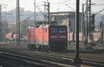 112 132-6 am 17.03.2004 im Bf Plochingen ist bereit zum Umsetzen an ihren Zug. Im Hintergrund ist das Stellwerk  Pf  zu sehen, das am 18. April 2006 morgens um 6 Uhr zu Gunsten eines ESTW auer Betrieb ging. Der Fahrdienstleiter sitzt nun in Karlsruhe.