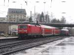 112 163-1 mit dem RE 7 nach Mnster (Westf) Hbf am 06.04.2008 bei der Einfahrt im Solinger Hbf 