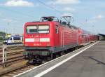 Am Gleis 1 fhrt jetzt ab der RE2 nach Rathenow ber Kolkwitz, Vetschau, Raddusch, Lbbenau, Lbben, Brandt/Nl., Knigs Wusterhausen und Berlin. Als Lok dient 112 184-7. Cottbus den 13.05.2008