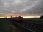 112 132-2 rast am Morgen des 27.12.08 kurz nach Sonnenaufgang mit RE 21411 Lbeck Hbf - Hamburg Hbf Richtung Reinfeld (Holst.) um dort eien Planhalt einzulegen.