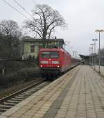 112 153-2 fhrt am 21.02.09 mit RB 21369 Ahrensburg - Hamburg Hbf in Hamburg-Wandsbek ein.