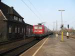 112 140-9 bei der Einfahrt mit RE 21577 Lbeck Hbf - Hamburg Hbf in Bad Oldesloe am 7.04.09.