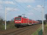 112 140-9 beschleunigt den RE 21423 Lbeck Hbf - Hamburg Hbf nach kurzem Aufenthalt in Reinfeld (Holst.) Richtung Bad Oldesloe. Aufgenommen am 8.04.09 kurz hinter dem B  Kalkgraben 