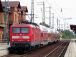 112 184-7 kommt hier mit dem RE2 von Vetschau nach Rathenow in den Bahnhof von Lbbenau/Spreewald gefahren.