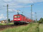 Obwohl hier der RE1 angezeigt wird, handelt sich tatschlich um den RE2 nach Cottbus. 112 115-1 gerade am Einfahrtssignal vorbeigerauscht, in Richtung des Bahnhofes von Lbbenau/Spreewald. 06.05.2009