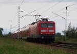 112 121-9 kommt hier mit dem RE2, mit alten S-Bahn Waggons aus Rostock, gleich in den Bahnhof von Lbbenau/Spreewald reingefahren. 20.06.2009 