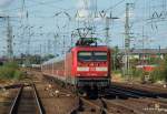 Der RE 21079  SH-Express  aus Padborg, angefhrt von 112 148-2, poltert am 22.08.09 mit Karacho in den Bahnhof von Neumnster.