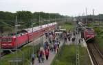 21.05.2005, Bahntag mit Bahnhofsfest in Elstal (Wustermark Rbf), hier die Ankunft des Sonderzuges aus Berlin-Spandau mit historischen Wagen und links der RE 4 mit der 112110 nach Rathenow.