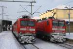 112 129 ist mit ihrem Regionalexpress von Hannover HBF nach Wolfsburg HBF in Lehrte liegengeblieben. Die Lok hat einen Schaden am Schaltwerk der geggen Regioanlexpress wurde geschoben von 112 132 den dann als Ersatzzug fr die ausgefallend 112 129 fungierte so wurde alles geshen in Lehte am 04.01.2010 um 15:05 